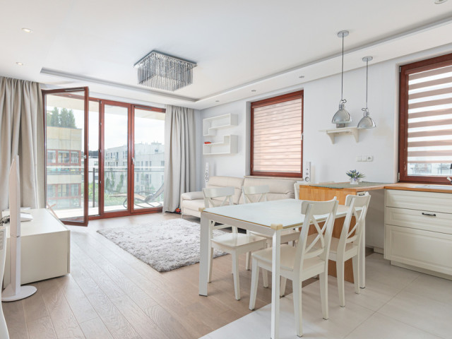 Słoneczne, duży balkon, funkcjonalnie wyposażone !